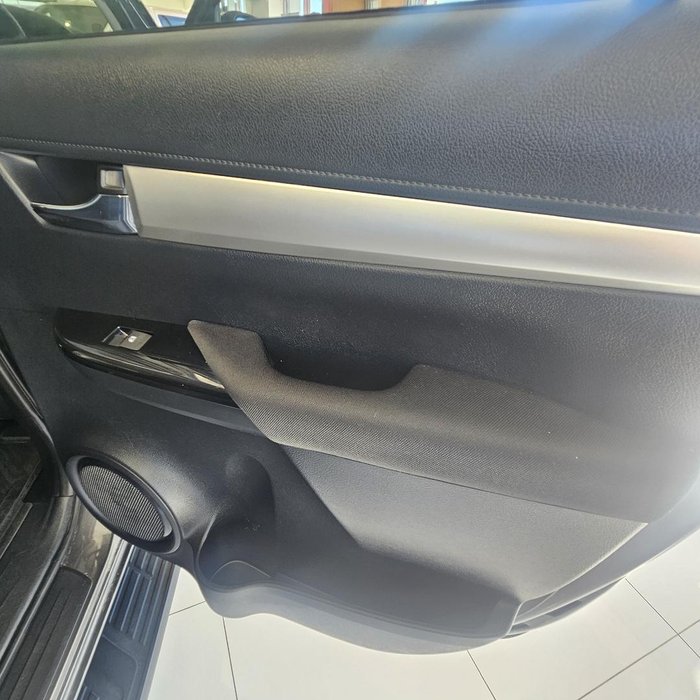 2024 Toyota Hilux SR5 48V