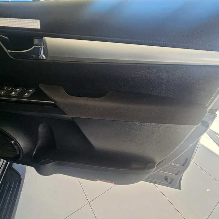 2024 Toyota Hilux SR5 48V