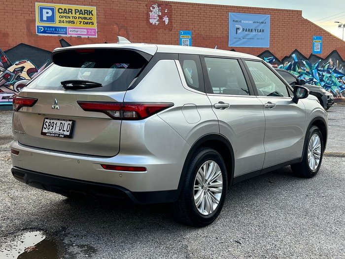 2024 Mitsubishi Outlander ES