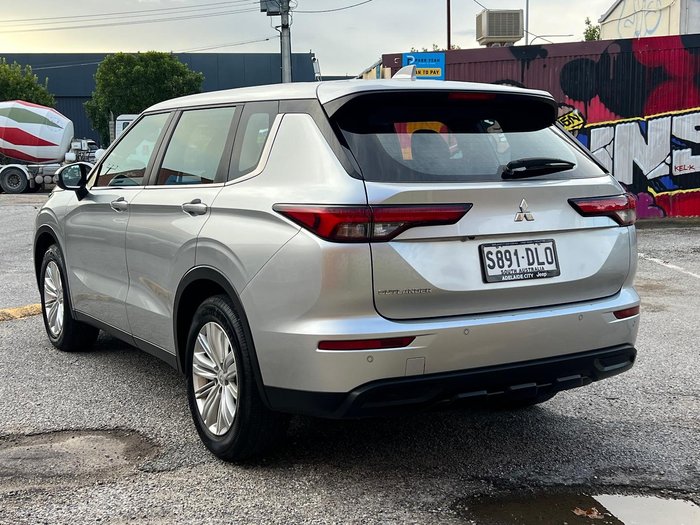 2024 Mitsubishi Outlander ES