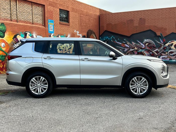 2024 Mitsubishi Outlander ES