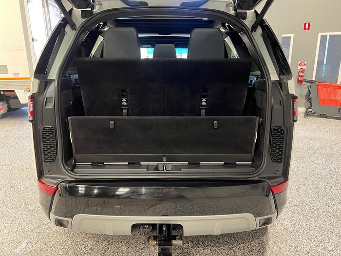 2020 Land Rover Discovery SD6 Landmark Edition