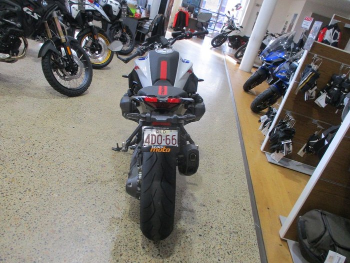 2026 BMW Motorrad 2026 Bmw 1300CC R 1300 R PERFORMANCE Road light WHITE