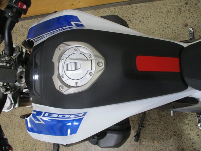 2026 BMW Motorrad 2026 Bmw 1300CC R 1300 R PERFORMANCE Road light WHITE