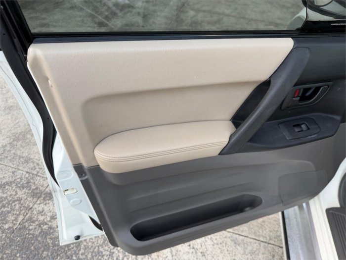 2001 MITSUBISHI PAJERO GLS LWB (4x4)