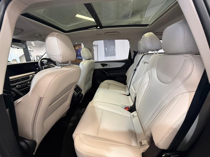 2023 Mahindra XUV700 AX7L