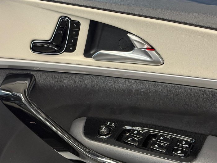2023 Mahindra XUV700 AX7L