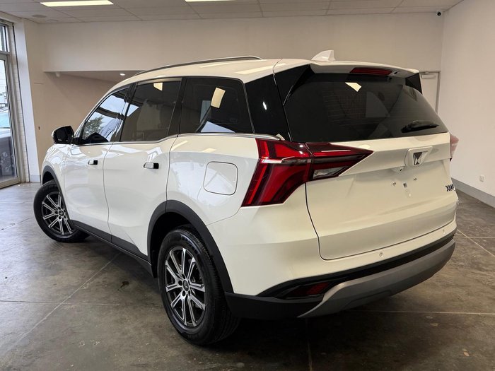 2023 Mahindra XUV700 AX7L