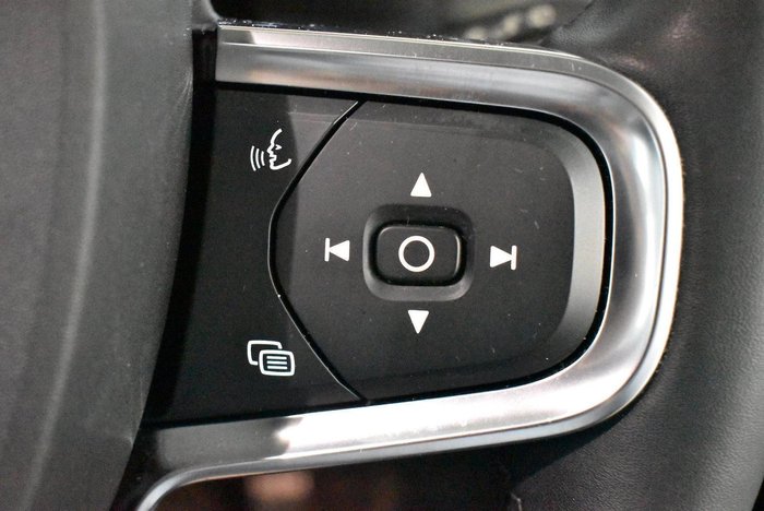 2022 Volvo XC40 Ultimate B5 Dark