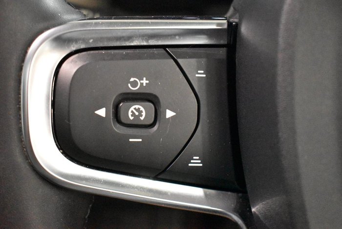 2022 Volvo XC40 Ultimate B5 Dark