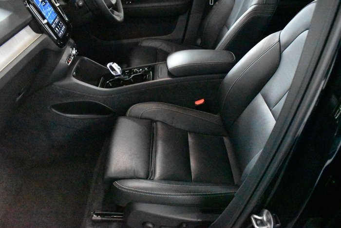 2022 Volvo XC40 Ultimate B5 Dark