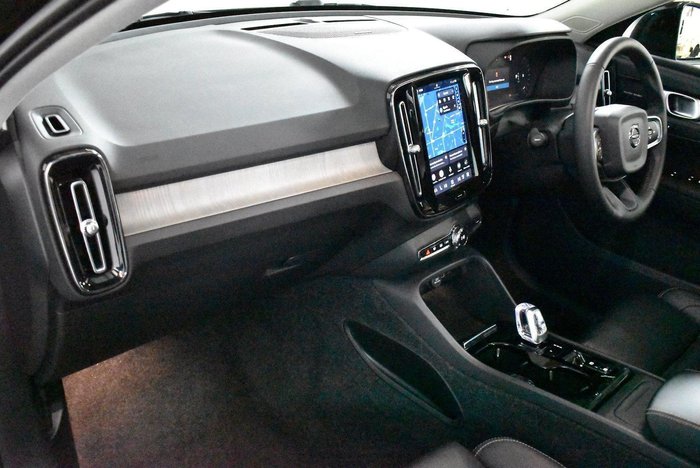 2022 Volvo XC40 Ultimate B5 Dark