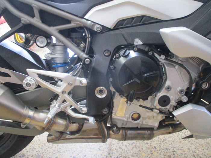 2025 BMW Motorrad M 1000 R WHITE