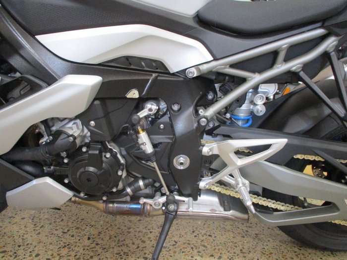 2025 BMW Motorrad M 1000 R WHITE