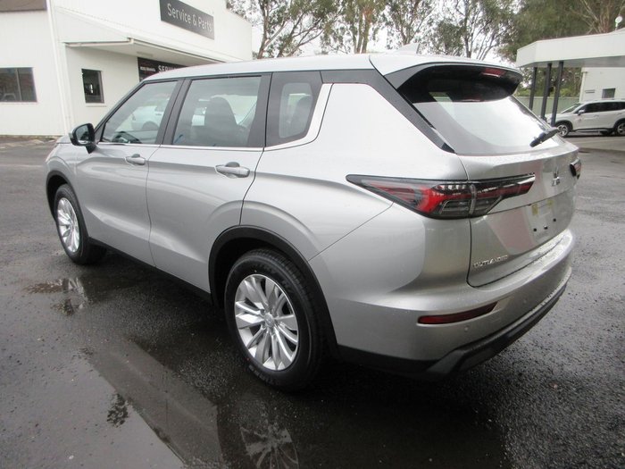 2026 Mitsubishi Outlander ES