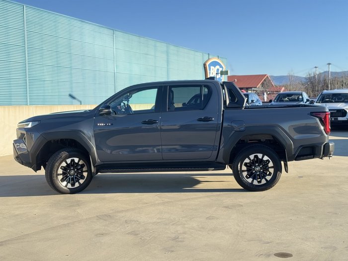 2025 Toyota Hilux SR5 48V (4x4)