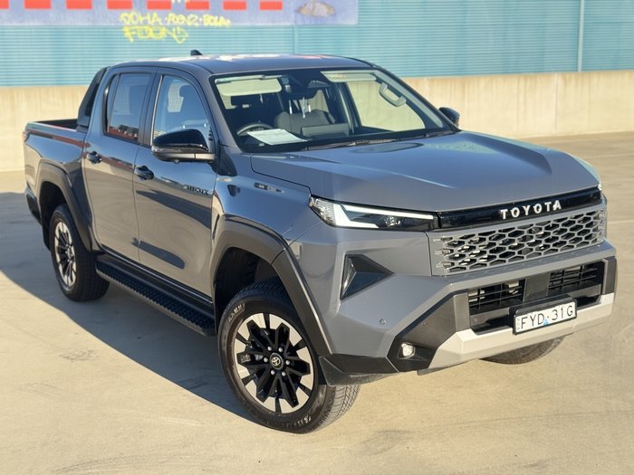 2025 Toyota Hilux SR5 48V (4x4)