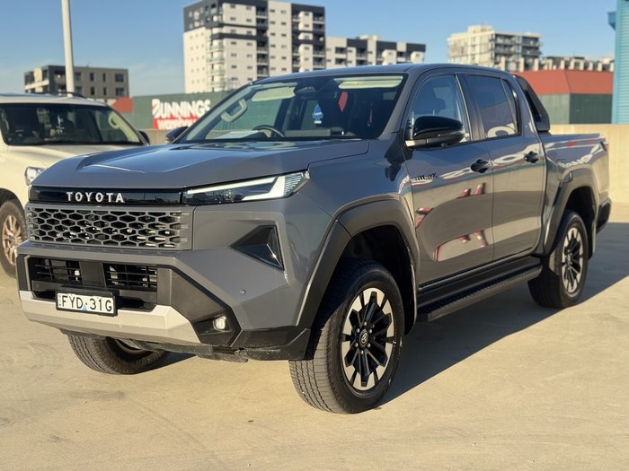 2025 Toyota Hilux SR5 48V (4x4)