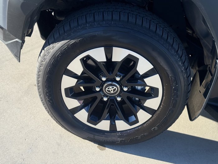 2025 Toyota Hilux SR5 48V (4x4)