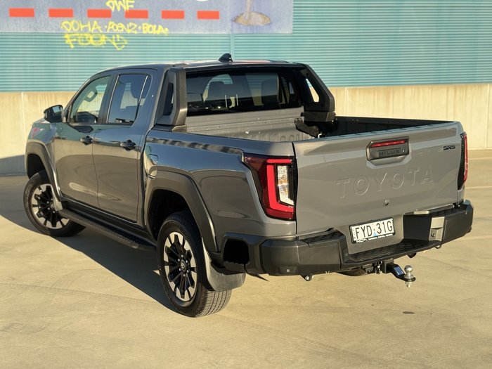 2025 Toyota Hilux SR5 48V (4x4)