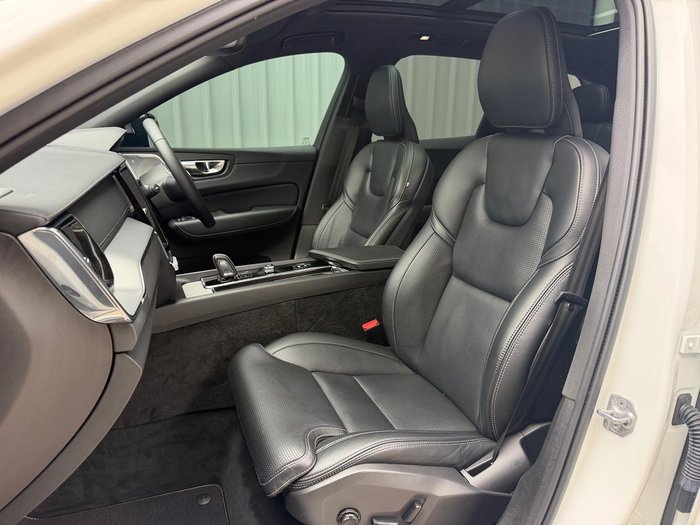 2021 Volvo XC60 B6 R-Design