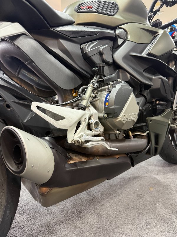 2024 DUCATI STREETFIGHTER V2 Green