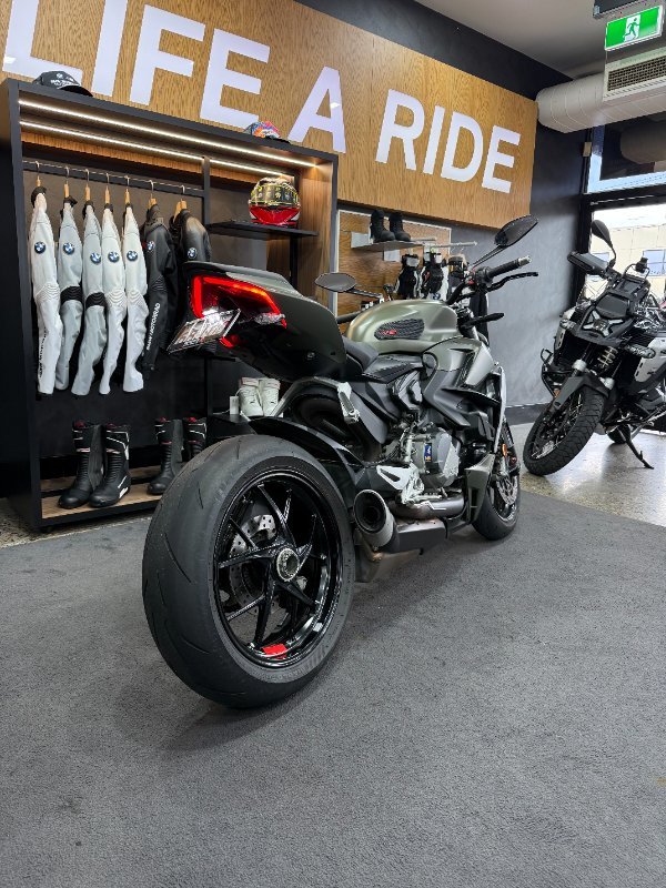 2024 DUCATI STREETFIGHTER V2 Green