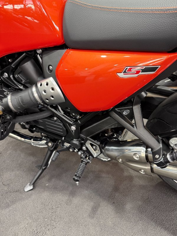 2026 BMW Motorrad 2026 BMW 1170CC R 12 S Road Lava orange metallic. (07-07)