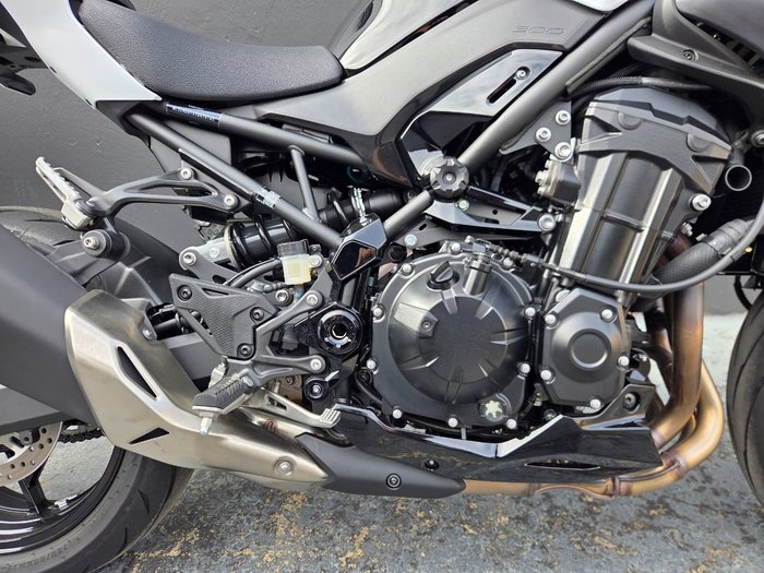 2025 Kawasaki Z900RS (ZR900C) WHITE