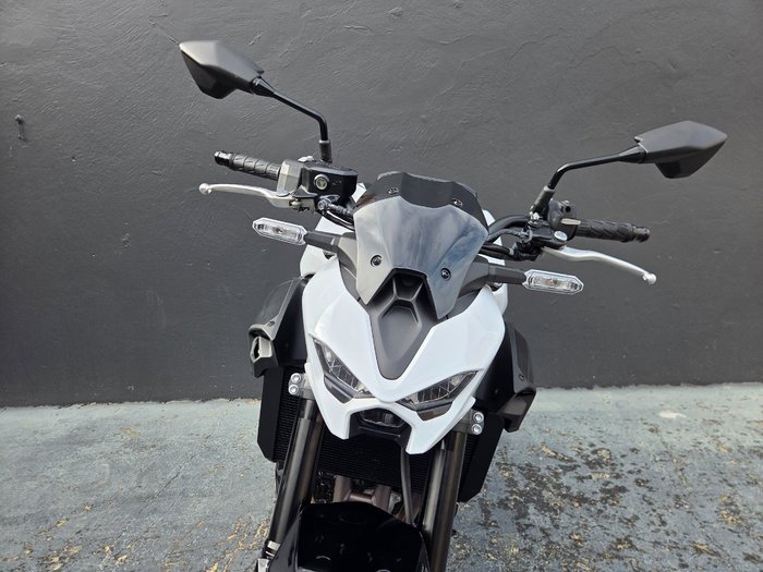 2025 Kawasaki Z900RS (ZR900C) WHITE