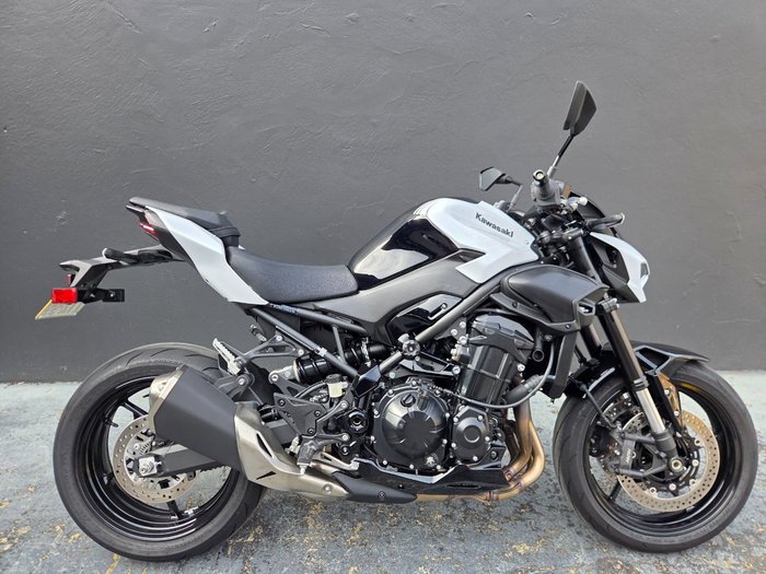 2025 Kawasaki Z900RS (ZR900C) WHITE