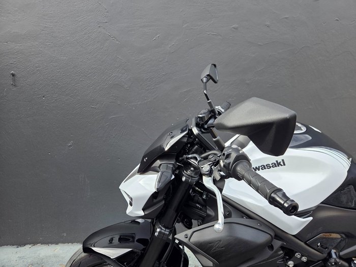 2025 Kawasaki Z900RS (ZR900C) WHITE