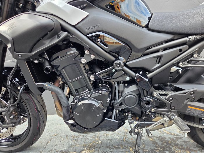 2025 Kawasaki Z900RS (ZR900C) WHITE
