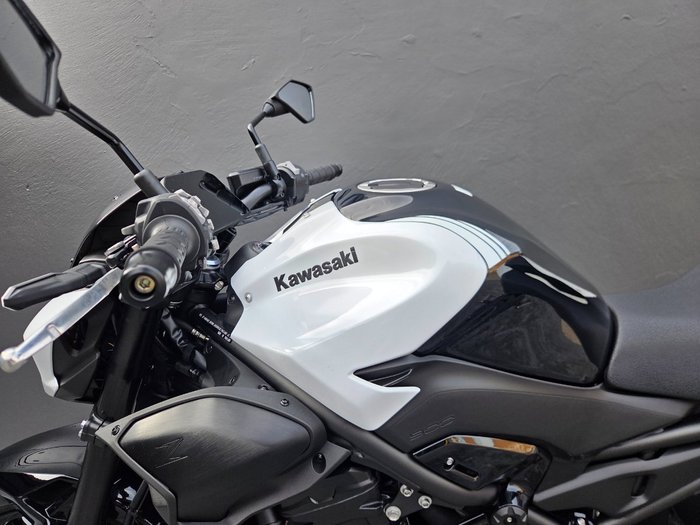 2025 Kawasaki Z900RS (ZR900C) WHITE