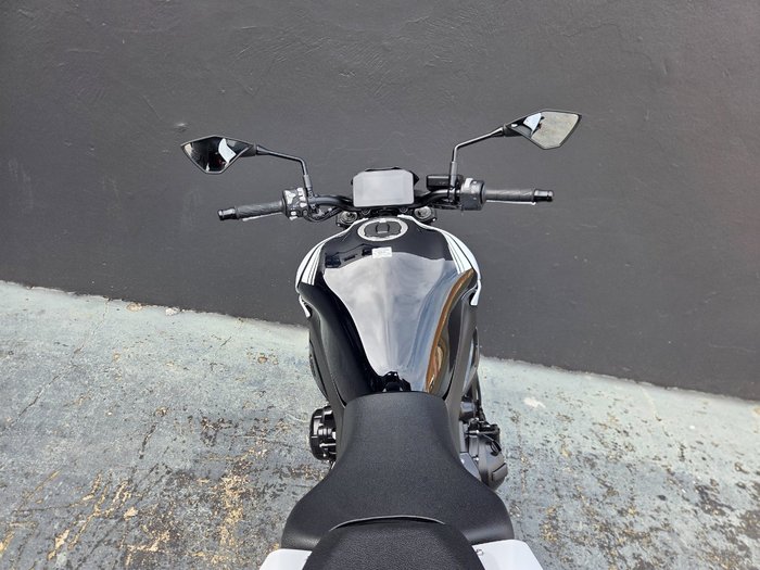 2025 Kawasaki Z900RS (ZR900C) WHITE