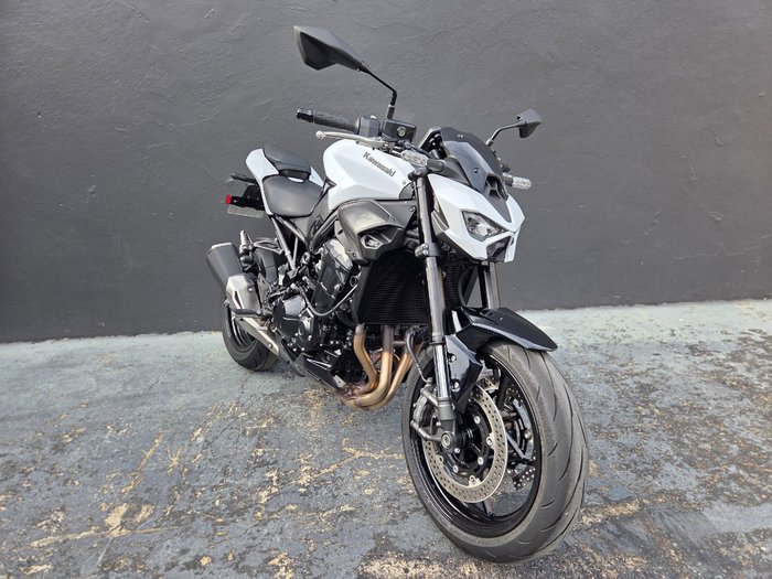 2025 Kawasaki Z900RS (ZR900C) WHITE