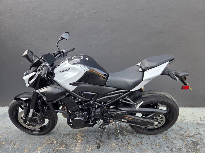 2025 Kawasaki Z900RS (ZR900C) WHITE