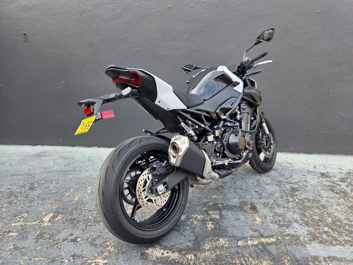2025 Kawasaki Z900RS (ZR900C) WHITE