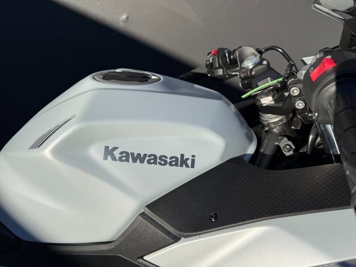 2024 Kawasaki NINJA 400 WHITE