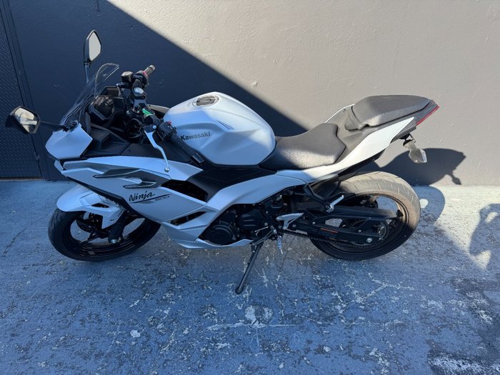 2024 Kawasaki NINJA 400 WHITE