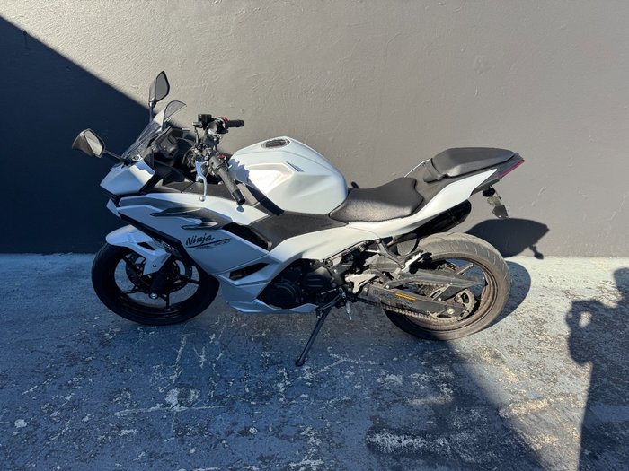 2024 Kawasaki NINJA 400 WHITE