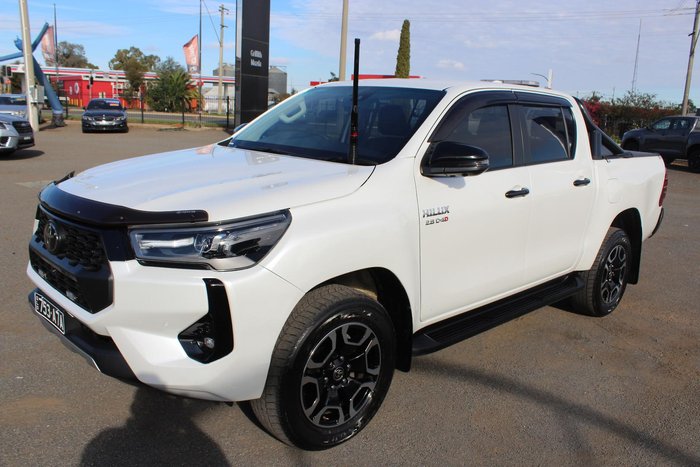 2025 Toyota Hilux SR5 48V