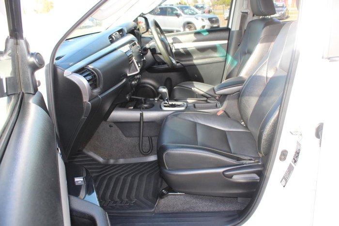 2025 Toyota Hilux SR5 48V