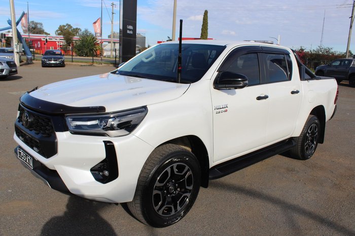 2025 Toyota Hilux SR5 48V