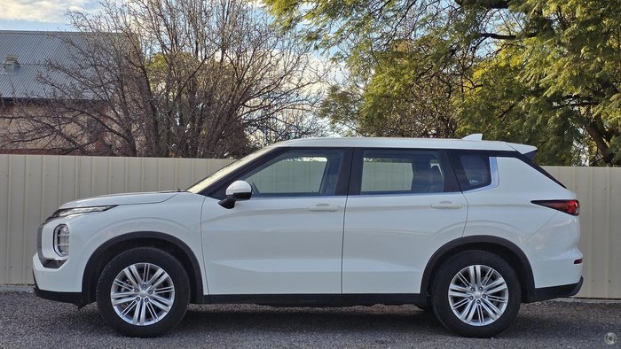 2023 Mitsubishi Outlander ES