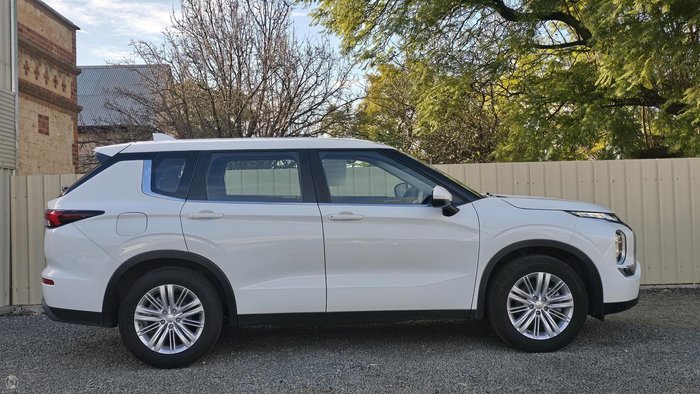 2023 Mitsubishi Outlander ES
