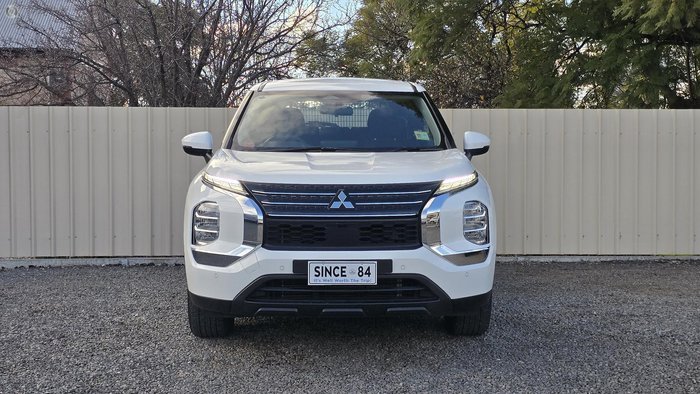 2023 Mitsubishi Outlander ES
