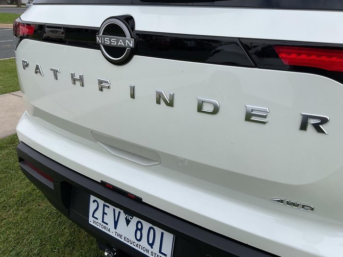 2024 Nissan Pathfinder ST-L