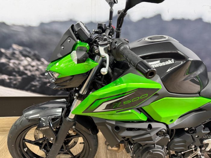 2026 Kawasaki Z500 Lime Green / Carbon Gray