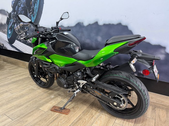2026 Kawasaki Z500 Lime Green / Carbon Gray